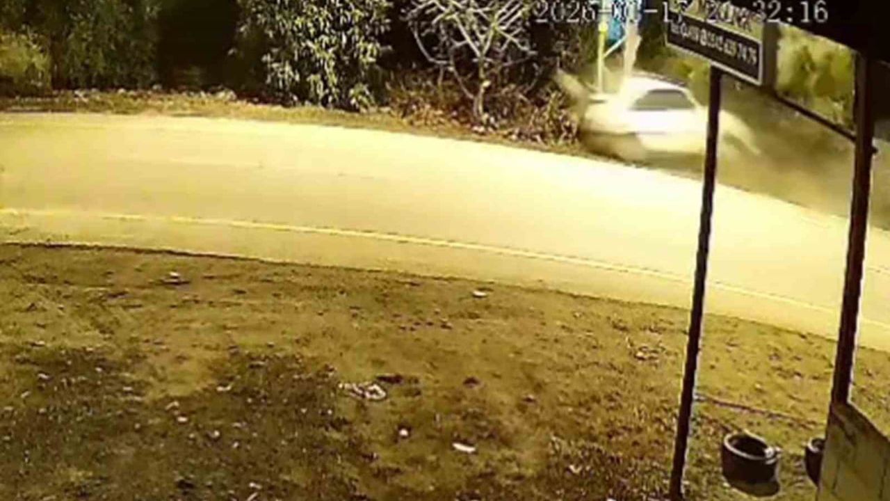 Hatay'da Elektrik Direğine Çarpan Otomobil Kazası Kamerada