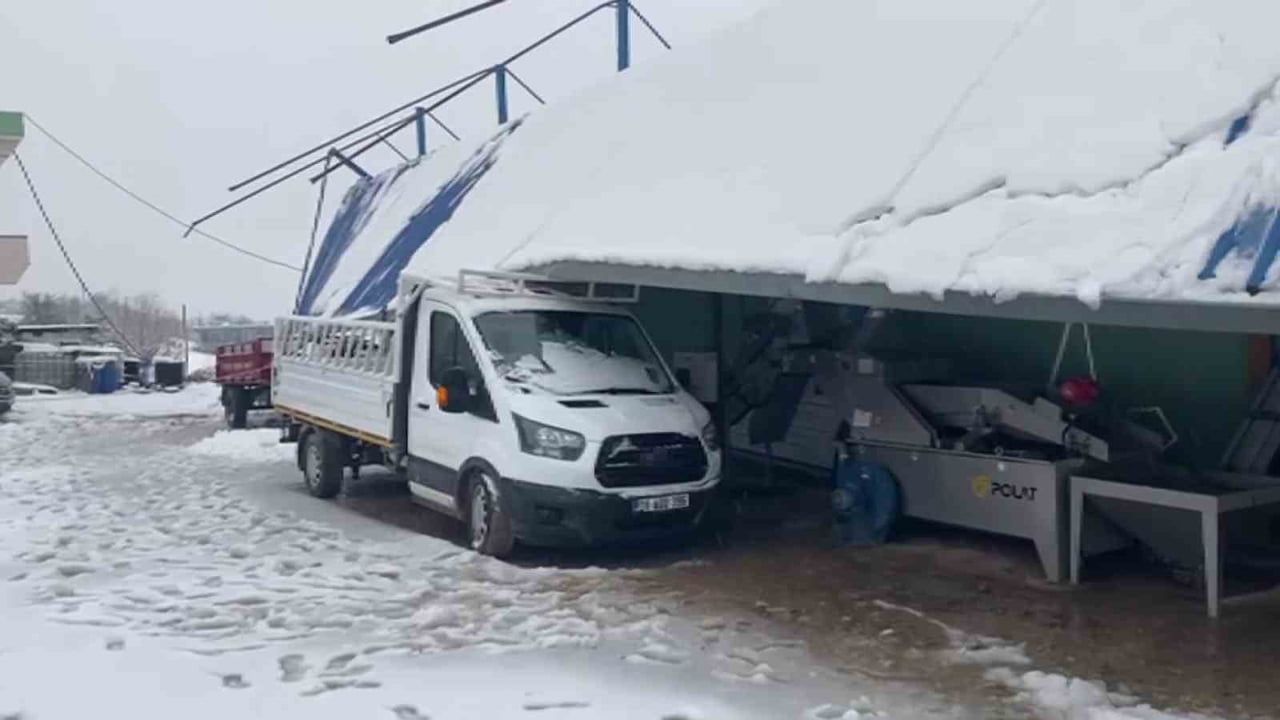Hatay'da Fabrika Çatısı Kar Kütlesinden Çöktü