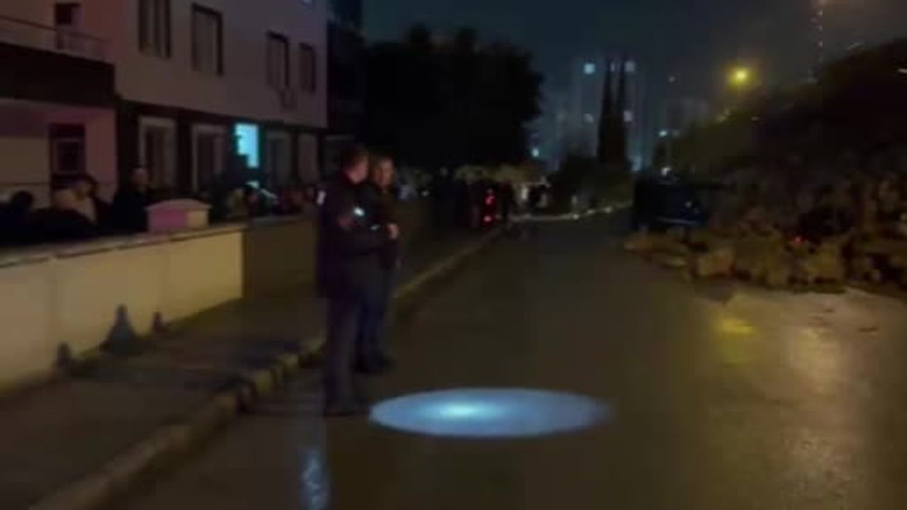 Hatay'da İstinat Duvarı Park Halindeki Araçların Üzerine Düştü