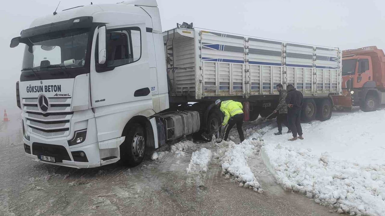Hatay'da Kar Yağışı Sürücüleri Zorluyor
