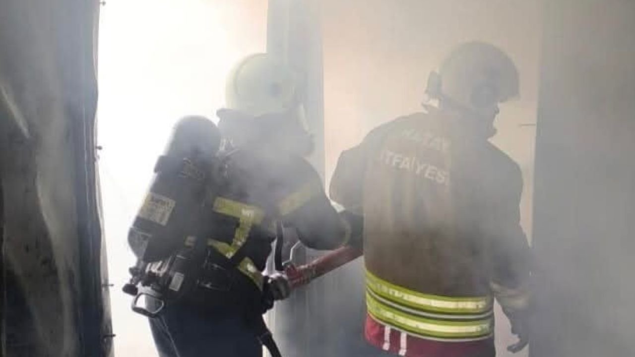 Hatay'da Konteyner Yangını: Kullanılamaz Hale Geldi