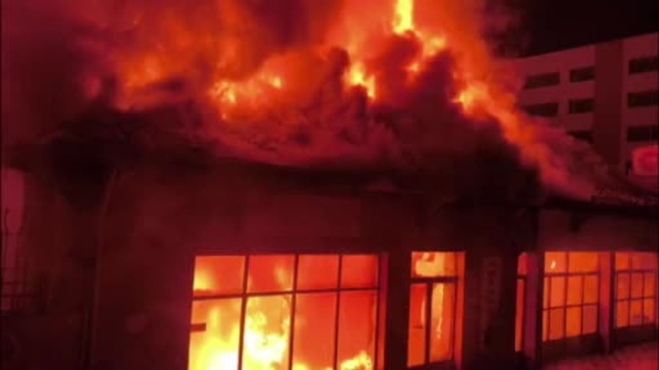 Hatay'da Korkutan Yangın: Akaryakıt İstasyonu Komşusu alevlere Teslim Oldu