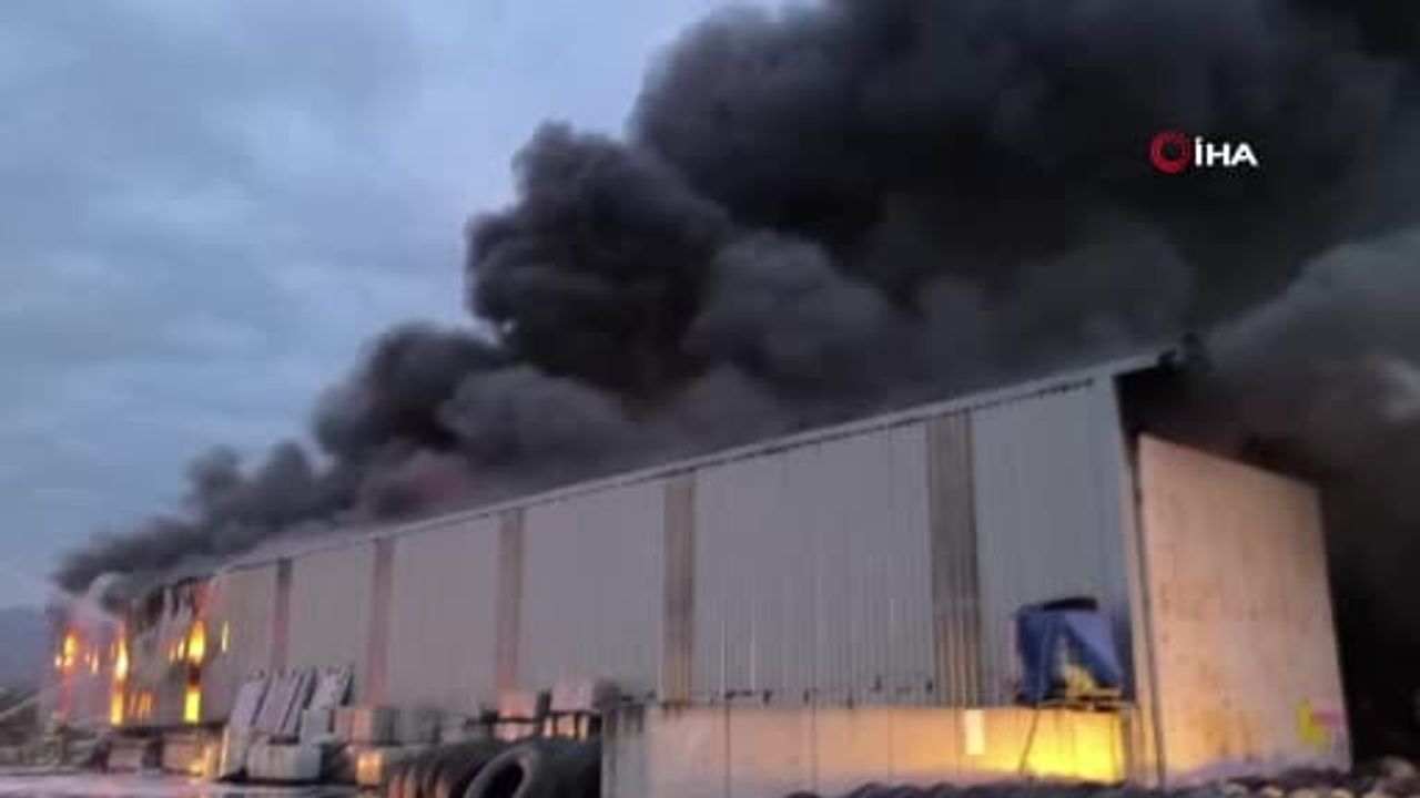 Hatay'da Lastik Deposunda Yangın