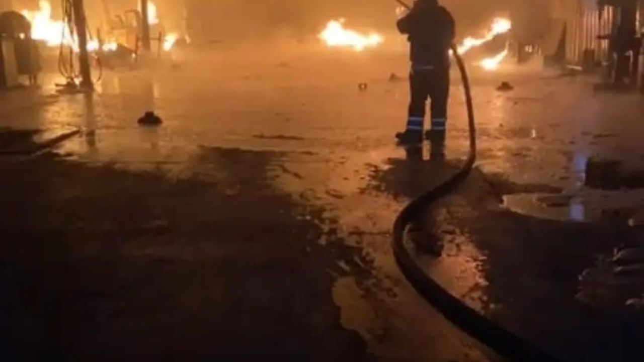 Hatay'da Lastik Deposunda Yangın Kontrol Altına Alındı