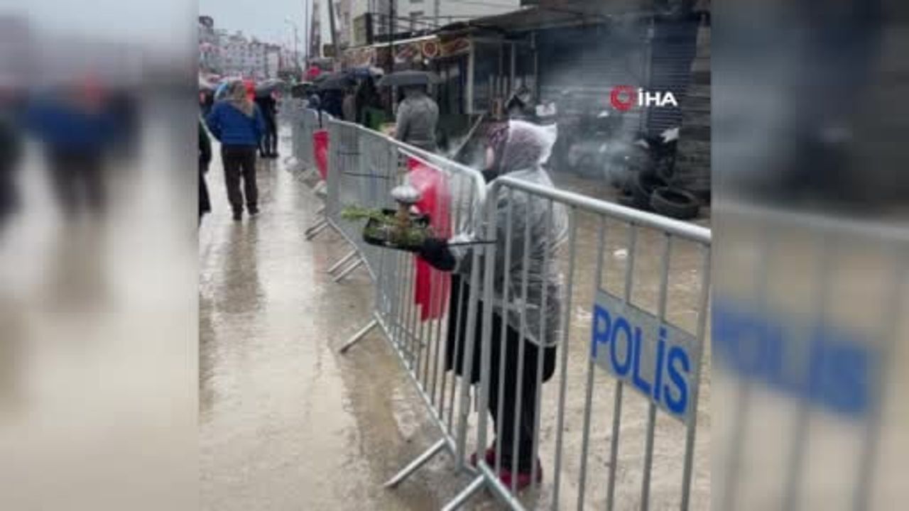 Hatay'da Mitingde Yangın Tehlikesi: Slogan Atan Kadın Kendini Yaktı