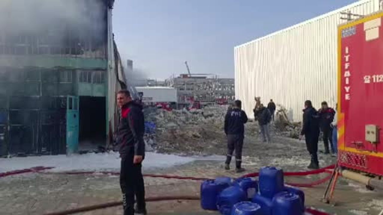 Hatay'da Mobilya Atölyesi Yangını: Esnafın Yılların Emekleri Küle Döndü