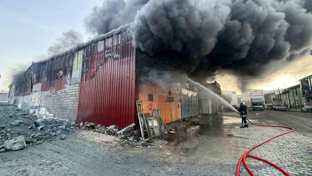 Hatay'da Mobilya Atölyesinde Yangın Çıktı