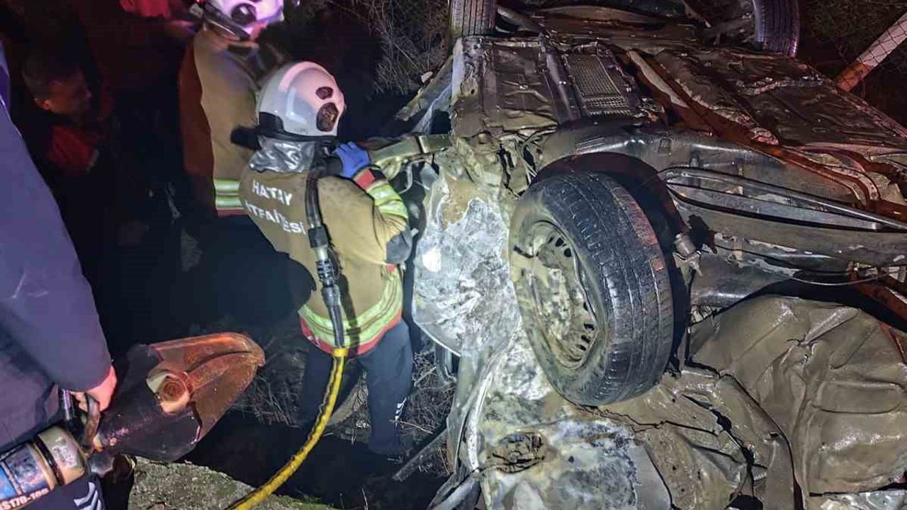 Hatay'da Otomobil Kazası: 2 Kişi Hayatını Kaybetti, 3 Yaralı