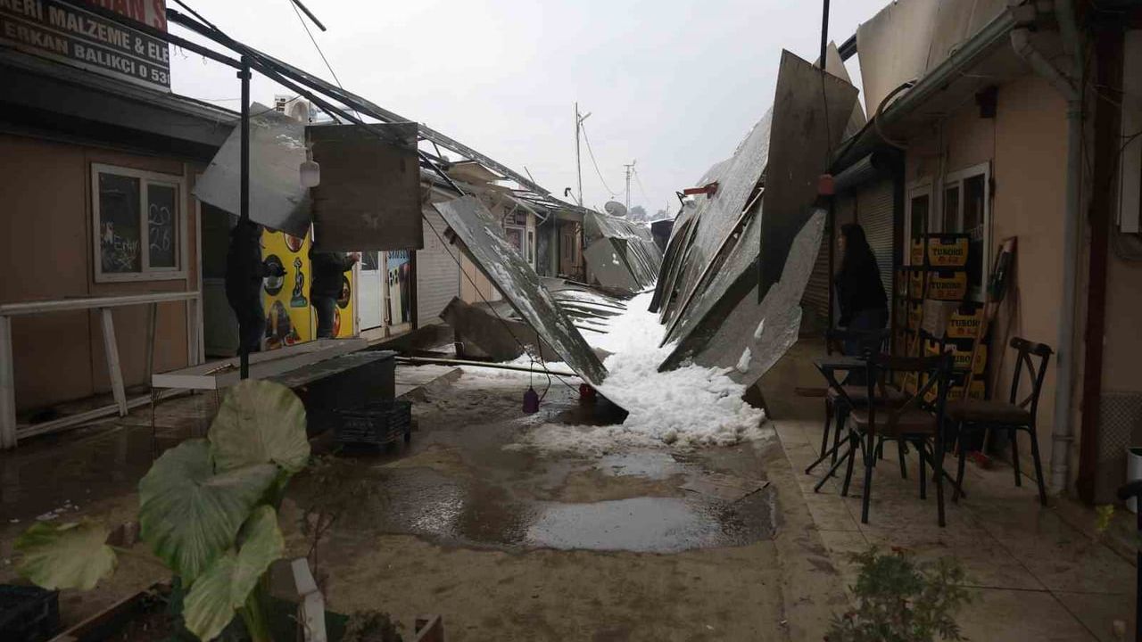 Hatay'da Plastik Çatı Kar Yükünü Taşıyamayarak Çöktü
