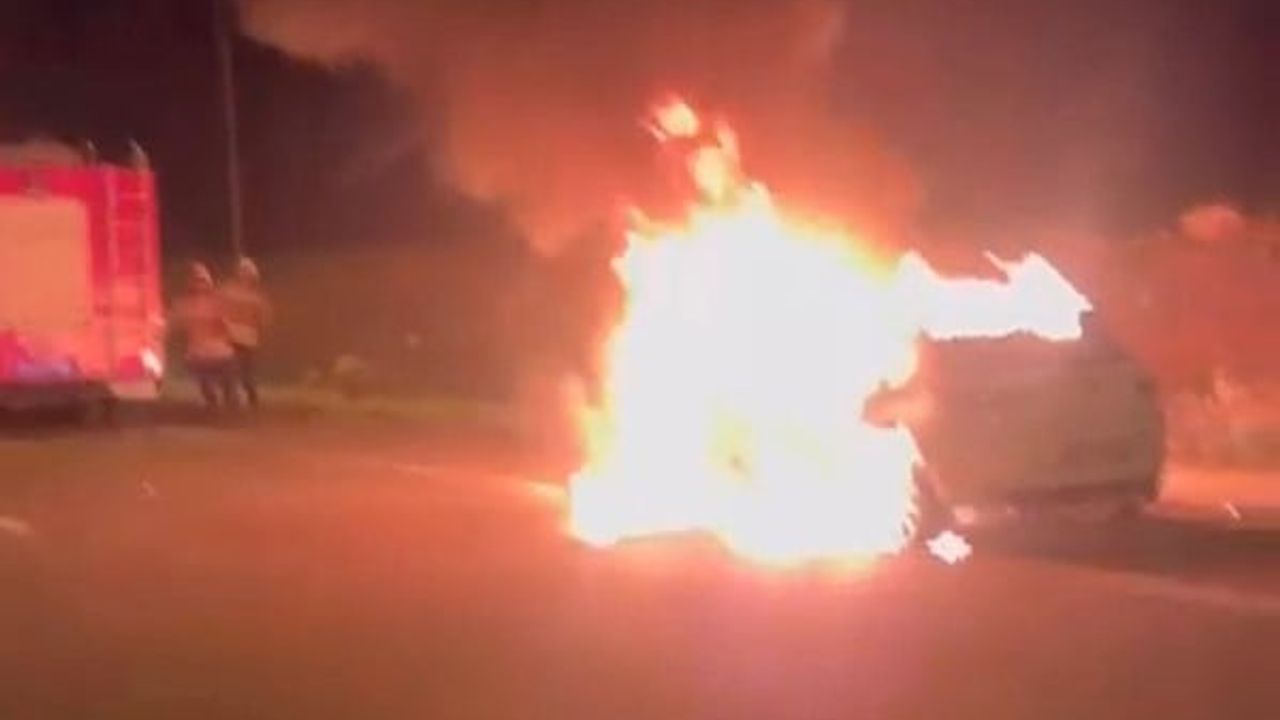 Hatay'da Seyir Halindeki Otomobil Yandı