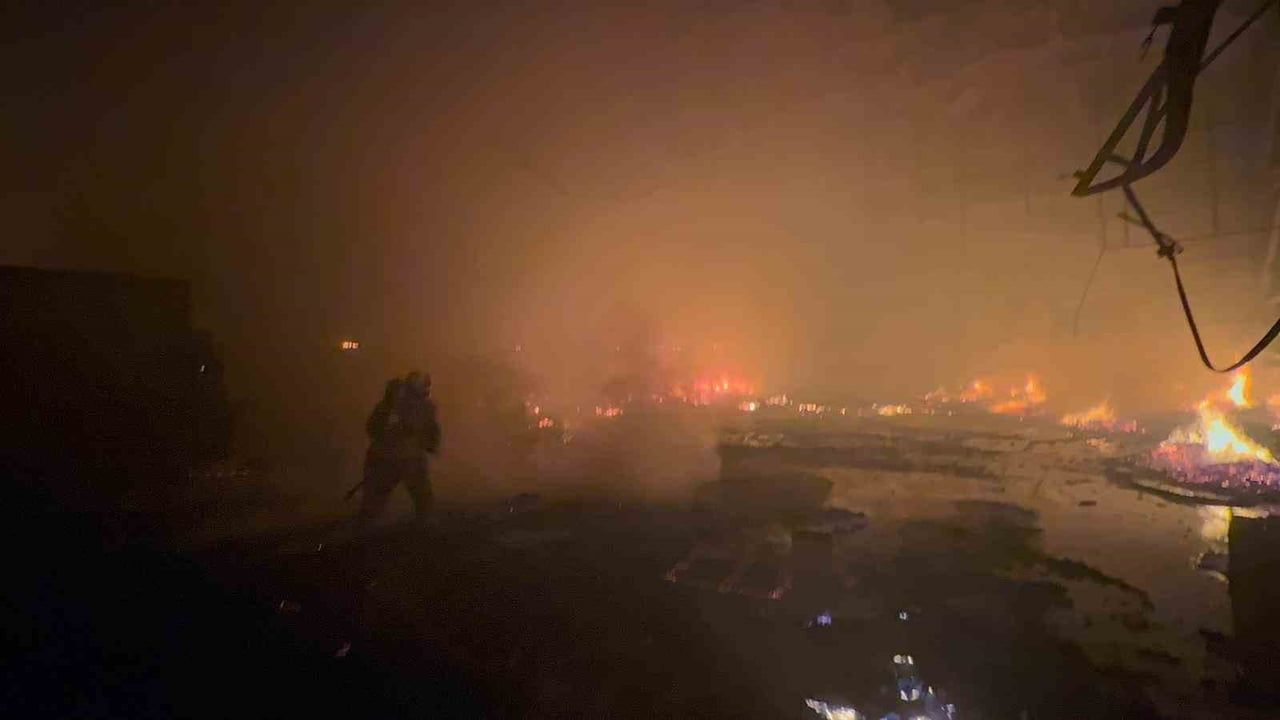 Hatay'da Sünger Deposunda Yangın