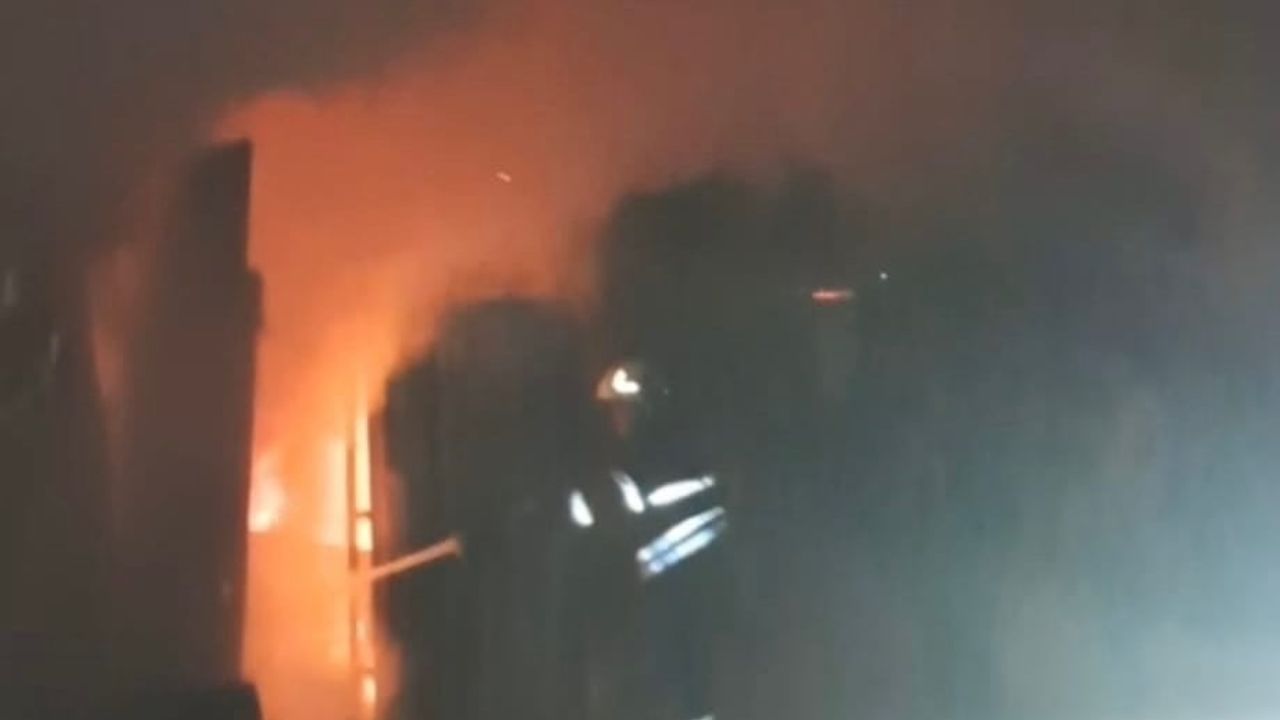 Hatay'da Yangın: Depo Olarak Kullanılan Konteyner Alevlere Teslim Oldu