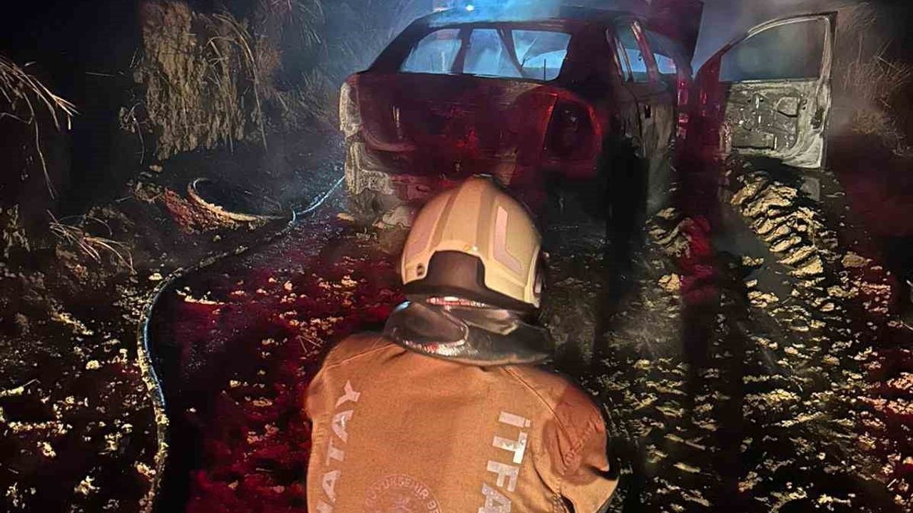 Hatay’da Yangın: Otomobil Alevlere Kapıldı