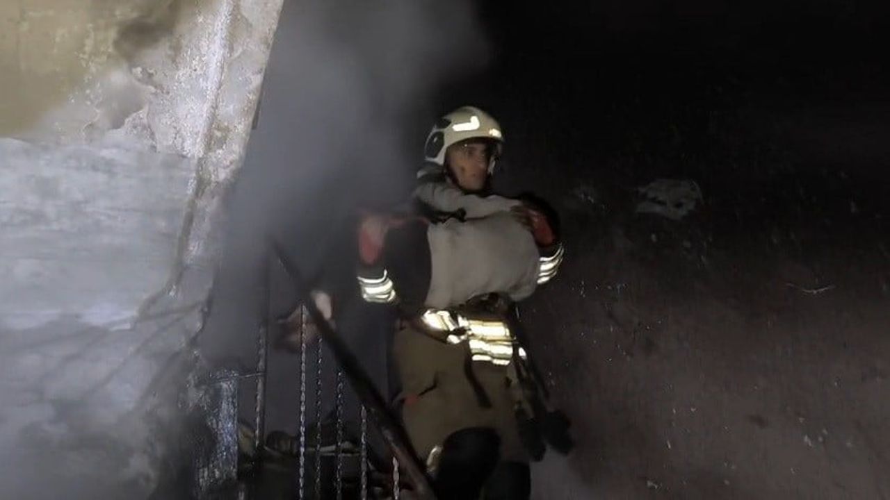 Hatay'da Yangında 7 Kişilik Aile Kurtarıldı