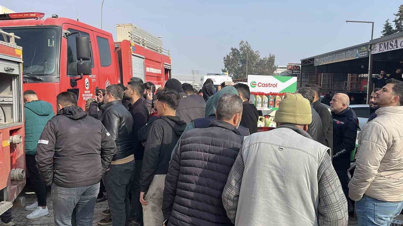 Hatay'daki Oto Tamirhanesi Yangını Cep Telefonlarıyla Belgelendi