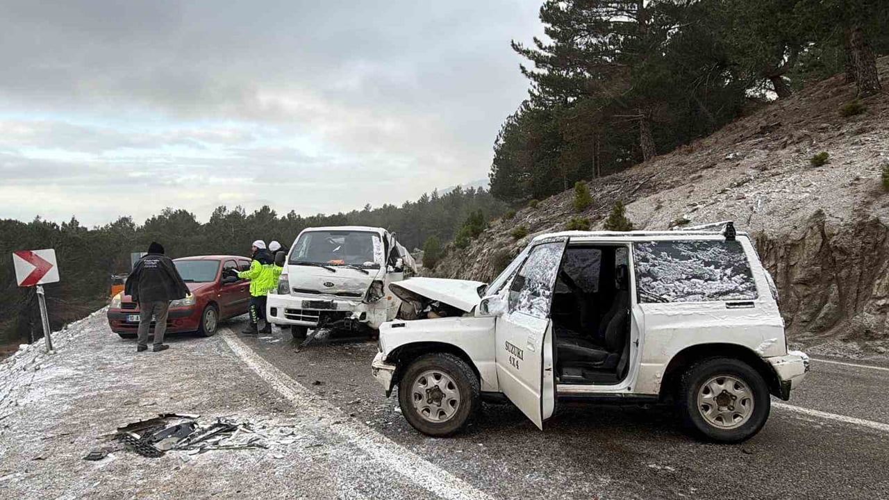 Havran'da Buzlanma Sebebiyle Araç Kazası: 2 Yaralı