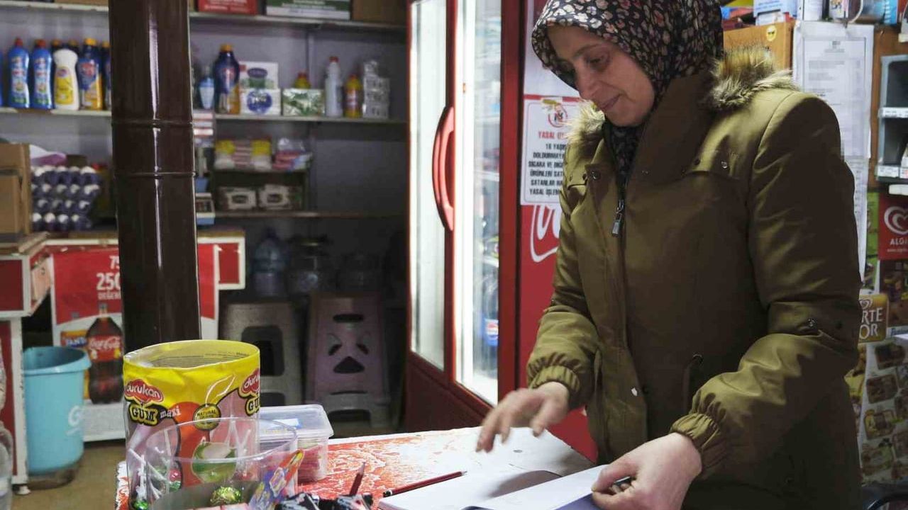 Hayırsever Bakkaldaki Borçları Kapatıyor