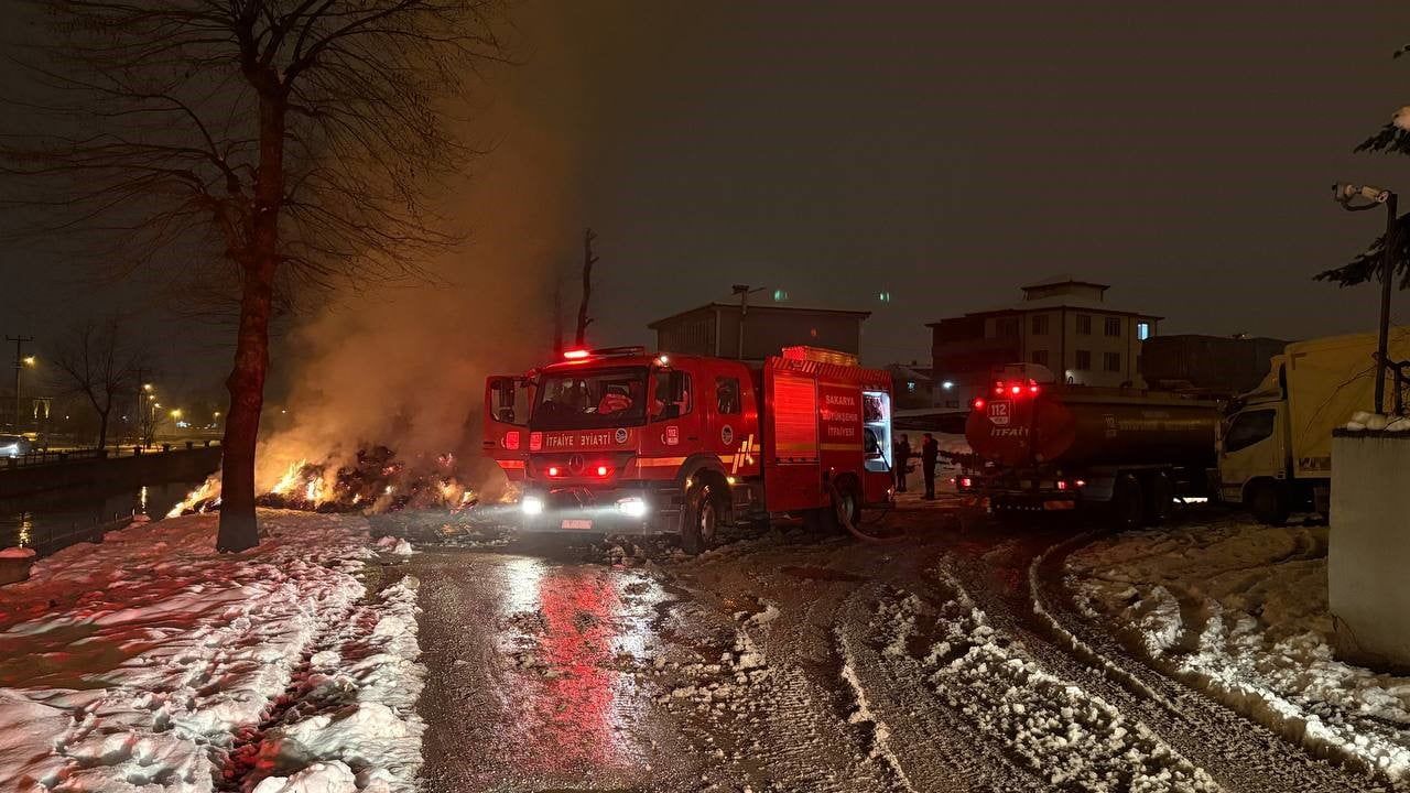 Hendek'te Saman Yüklü Kamyon Yangını