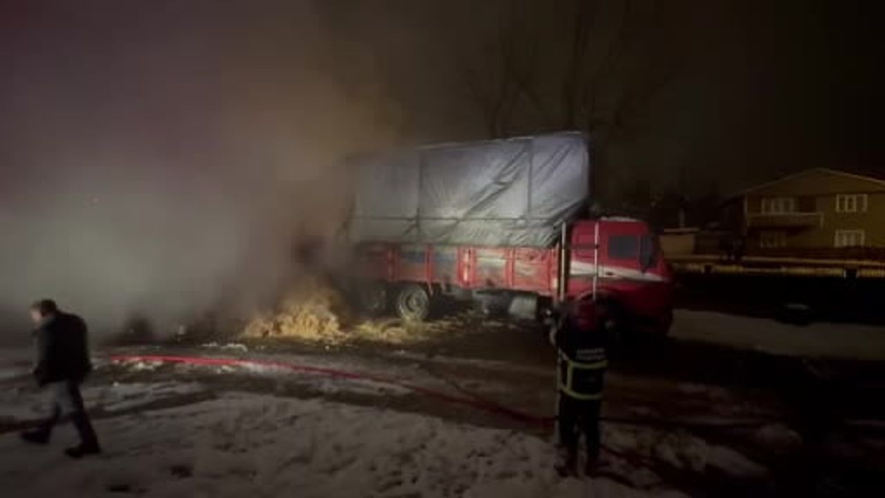 Hendek'te Saman Yüklü Kamyon Yangını: Sürücü Son Anda Kurtarıldı