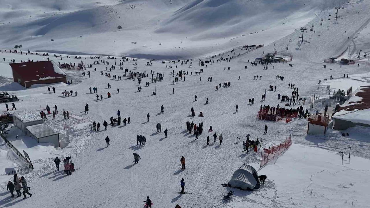 Hesarek Kayak Merkezi'nde Yoğun Ziyaretçi Akını