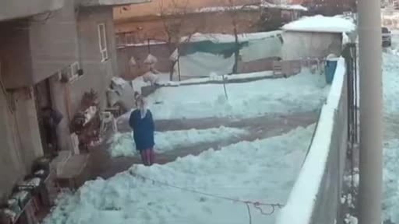 Hilvan'da Kayak Keyfi: Buzda Düşenler Güvenlik Kamerasında