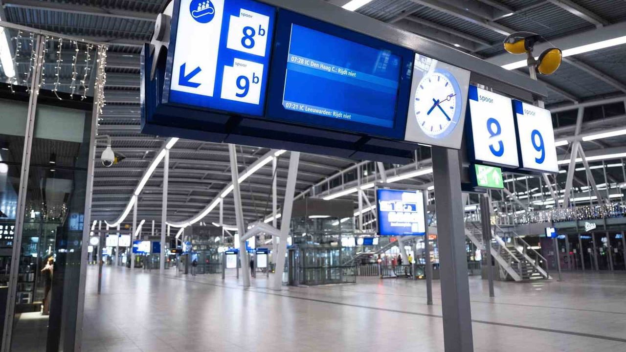 Hollanda'da Kar Yağışı Hayatı Durma Noktasına Getirdi