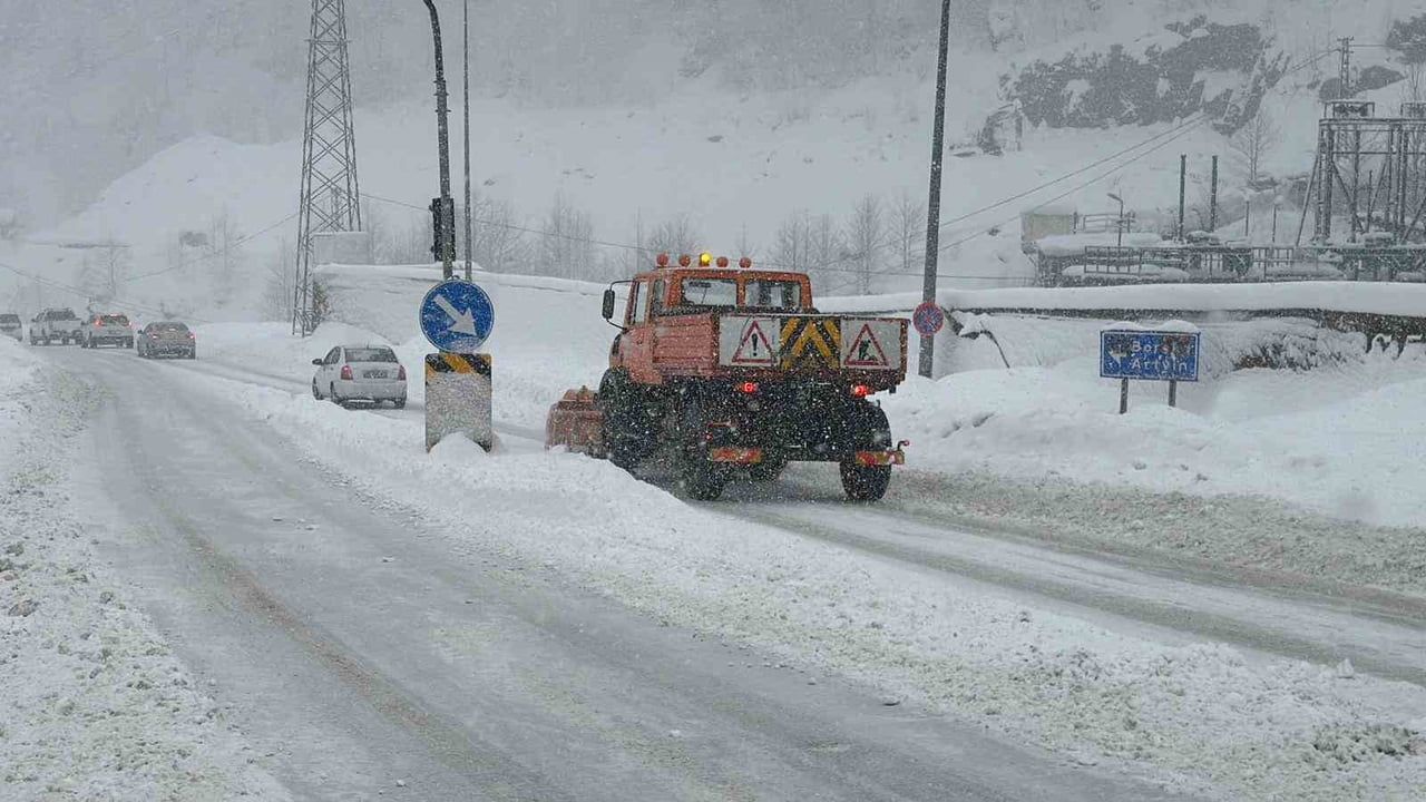 Hopa-Borçka Karayolu'nda Kar Yağışı Ulaşımı Olumsuz Etkiliyor