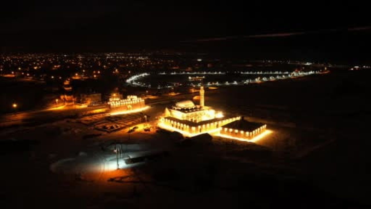 Hüsrev Paşa Camii Gece Işıklarıyla Parlıyor