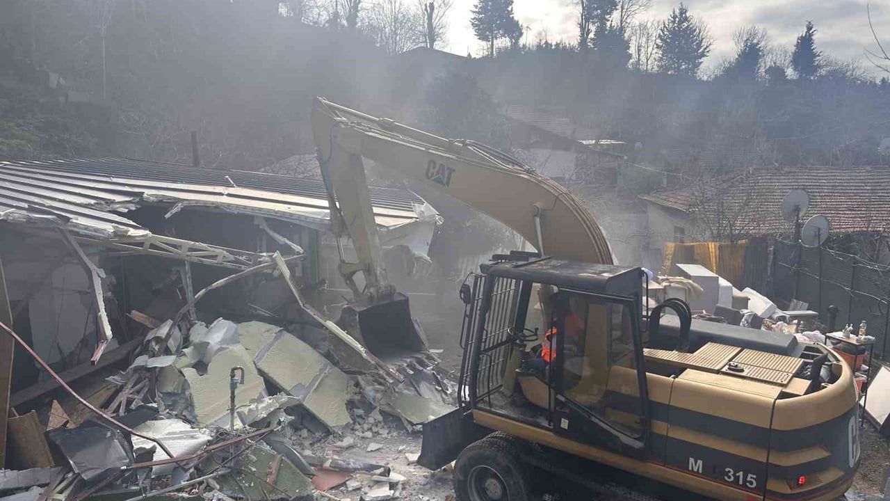 İBB Üsküdar'da Yıkım Gerçekleştirdi, Aile Sokakta Kaldı