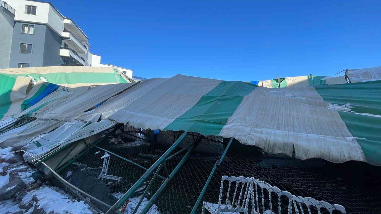 Iğdır'da Halı Saha Çöktü, Düğün Faciası Önlenmiş Oldu