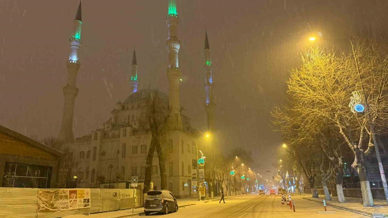 Iğdır’da Kar Yağışı Etkisini Sürdürüyor