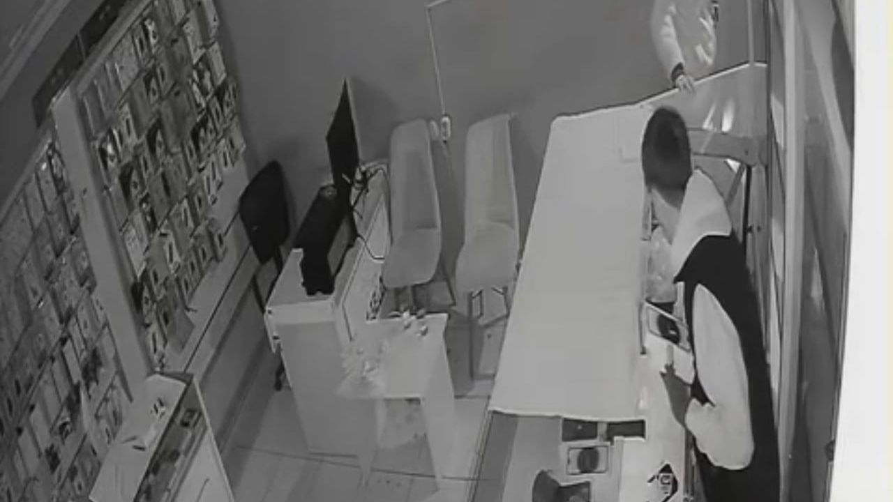 Iğdır'da Telefon Mağazasında Hırsızlık Olayı