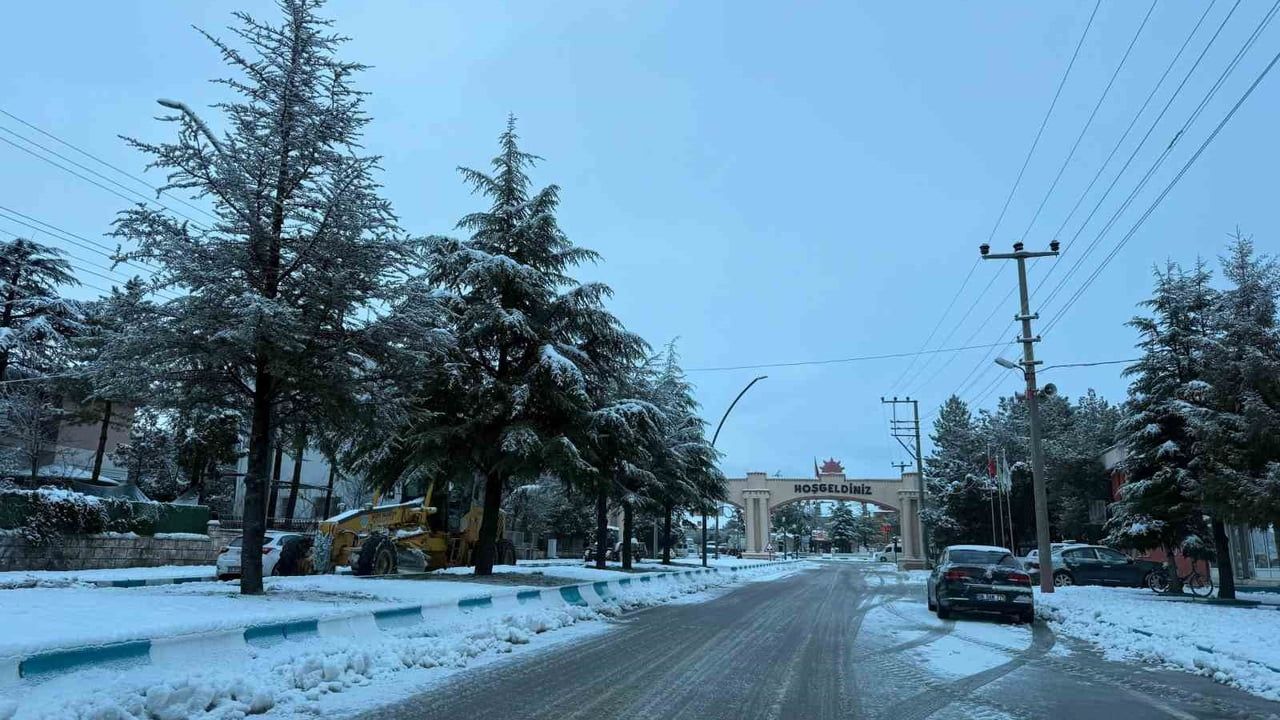 İhsaniye'de Kar Yağışı Etkili Oldu