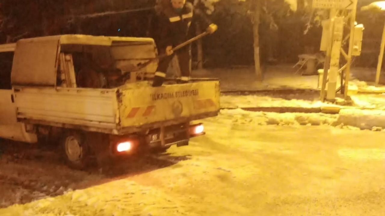 İlkadım'da Karla Mücadele Çalışmaları Aralıksız Devam Ediyor