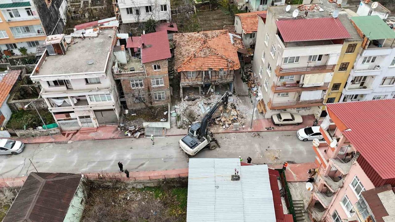 İlkadım'da Metruk Yapı Yıkım Süreci Devam Ediyor