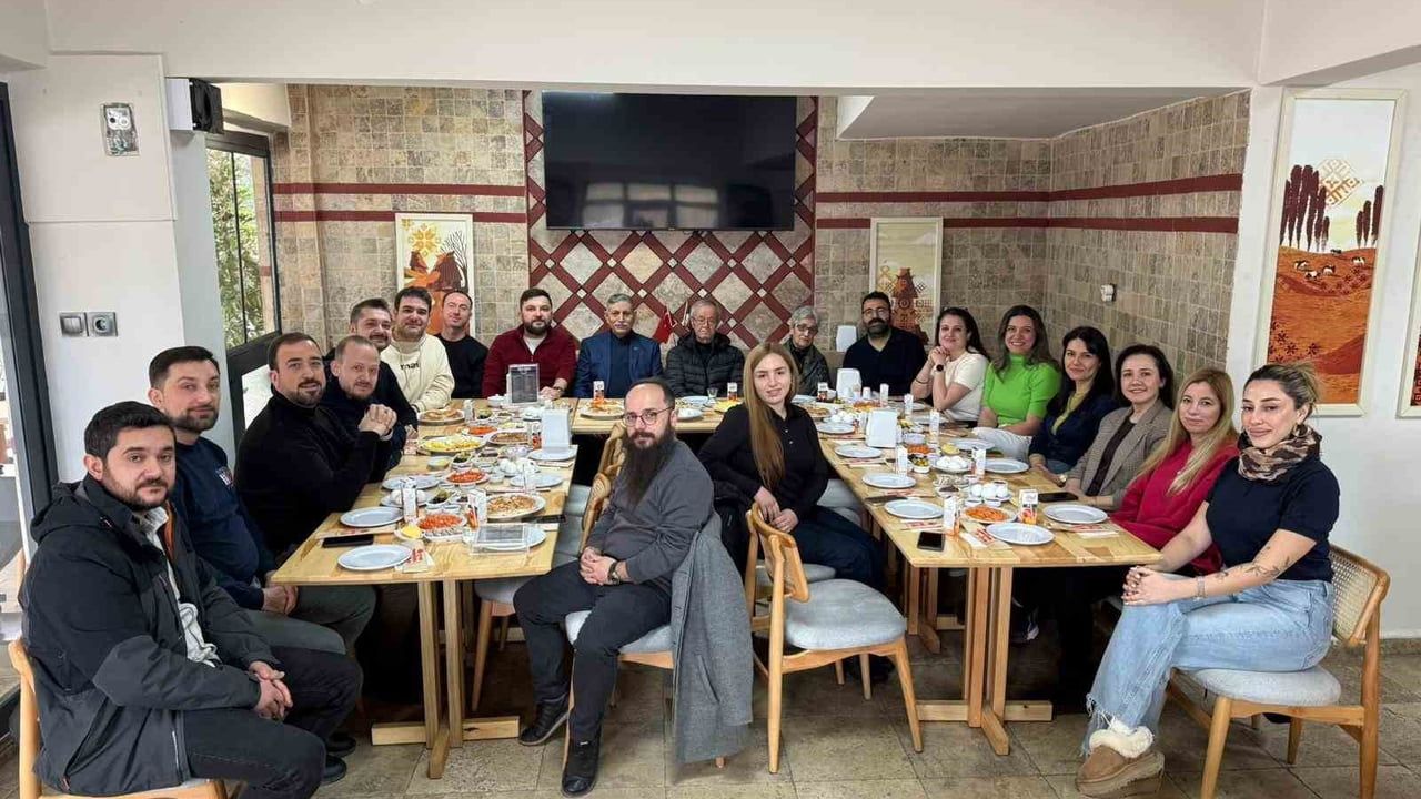 İlkokul Arkadaşları 24 Yıl Sonra Bir Araya Geldi