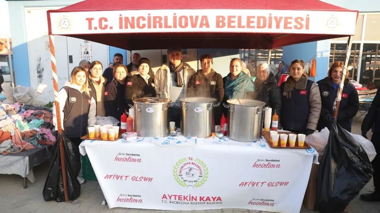 İncirliova Belediye Başkanı Aytekin Kaya, Acarlar Pazarı'nda Esnaf ve Vatandaşlara Çorba İkram Etti