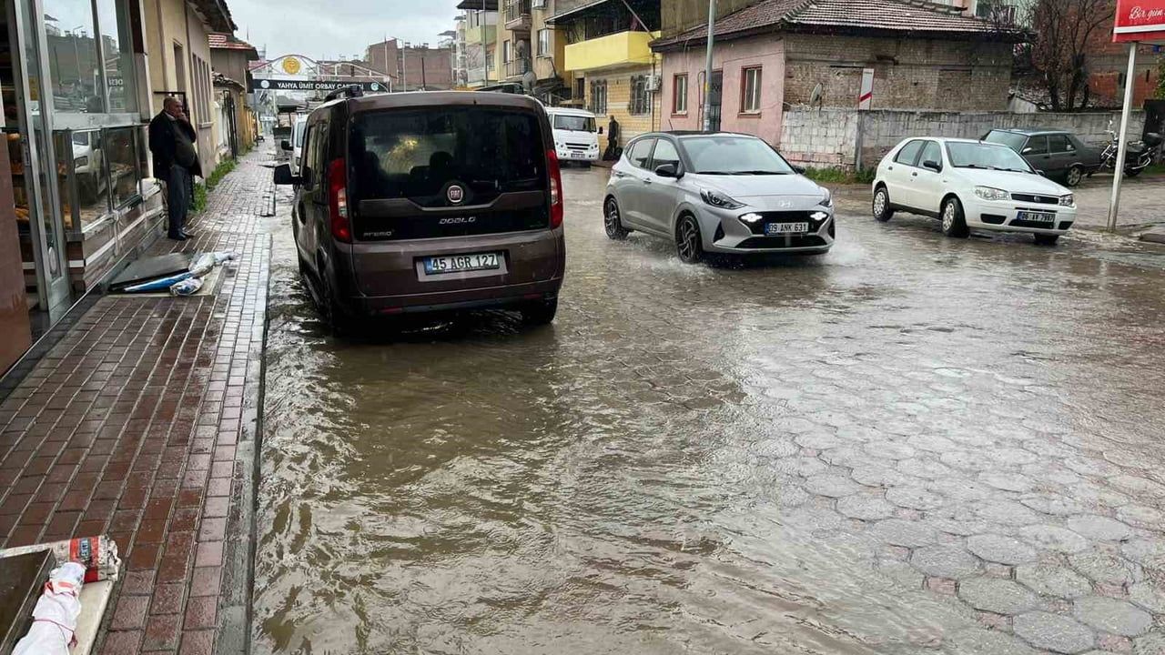 İncirliova'da Yoğun Yağışlar Hayatı Olumsuz Etkiledi