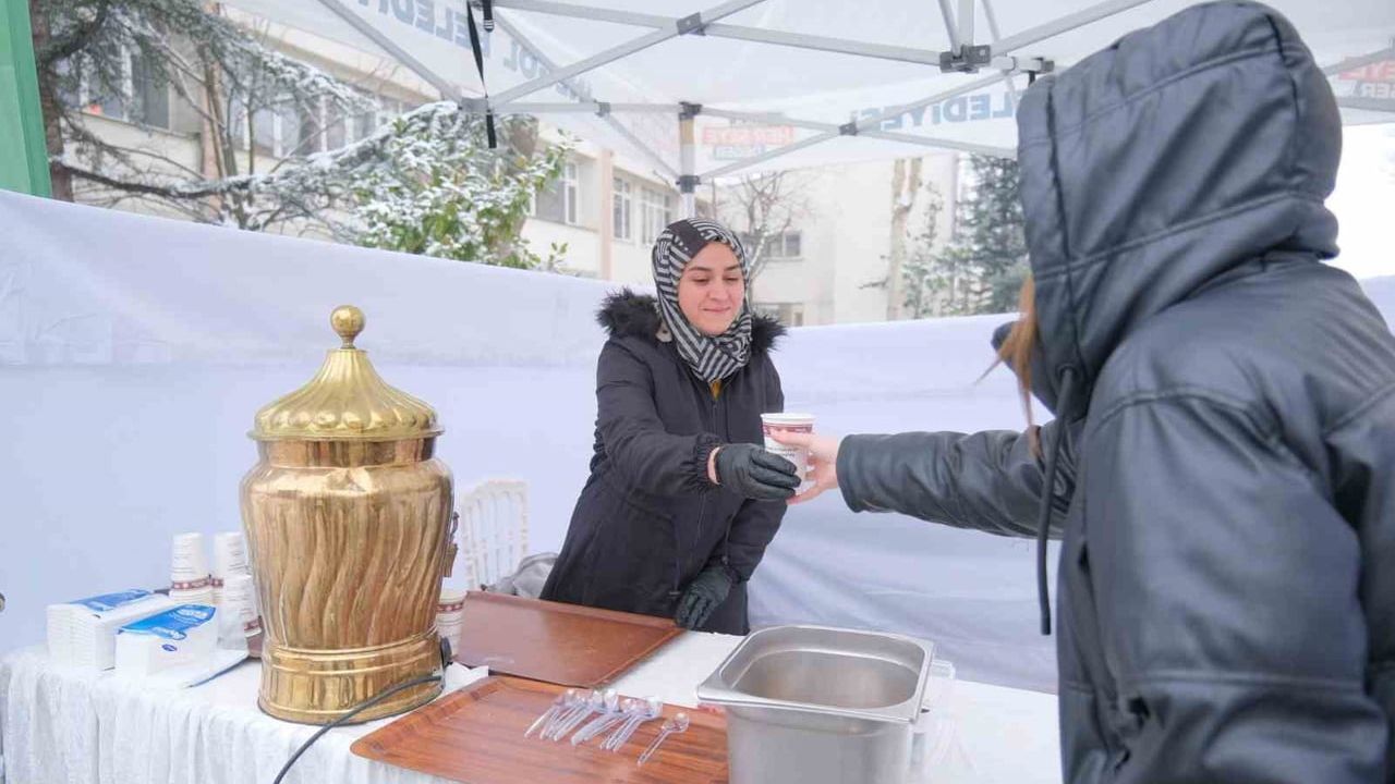 İnegöl Belediyesi'nden Öğrencilere Moral Desteği: Ücretsiz Çorba İkramı