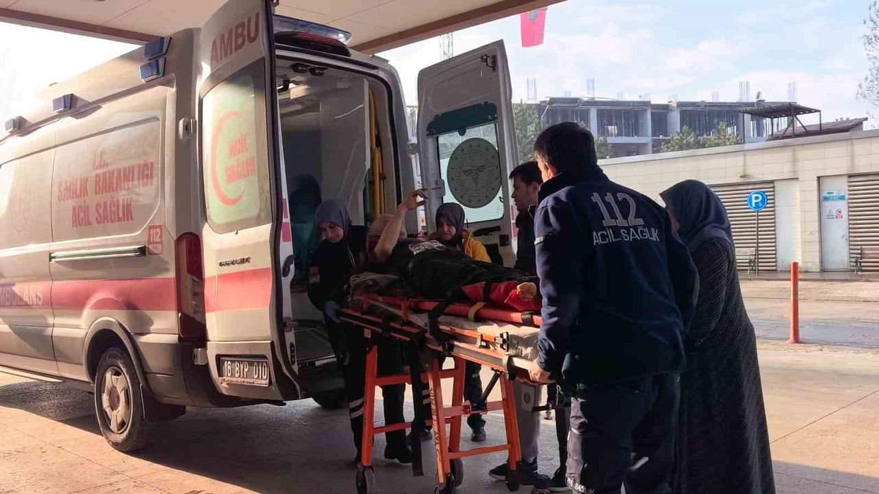 İnegöl'de İnşaat Demirlerinin Altında Kalan İşçi Yaralandı