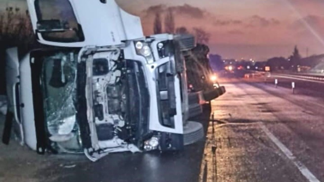 İnegöl'de İplik Yüklü Tır Devrildi: Sürücü Yaralandı