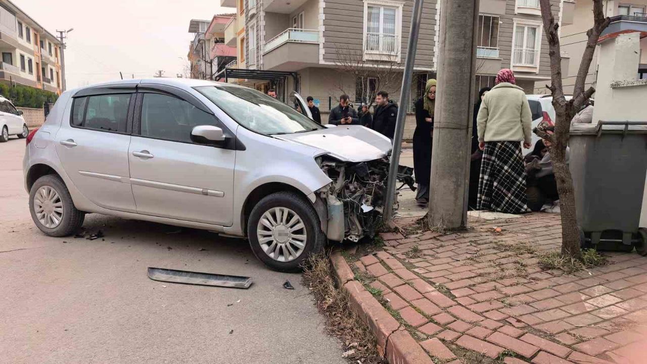 İnegöl'de Karne Şoku: İki Araç Çarpıştı