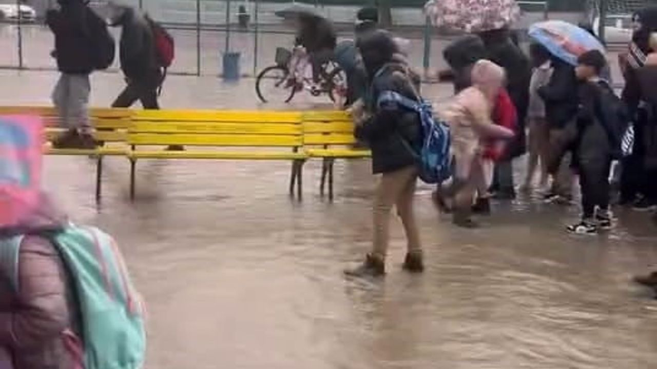 İnegöl'de Sel ve Fırtına Nedeniyle Öğrenciler İçin Banklardan Geçiş Yolu Yapıldı