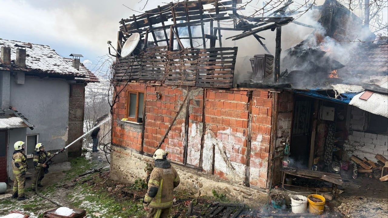 İnegöl'de Tek Katlı Ev Yangını Sonrası Maddi Hasar