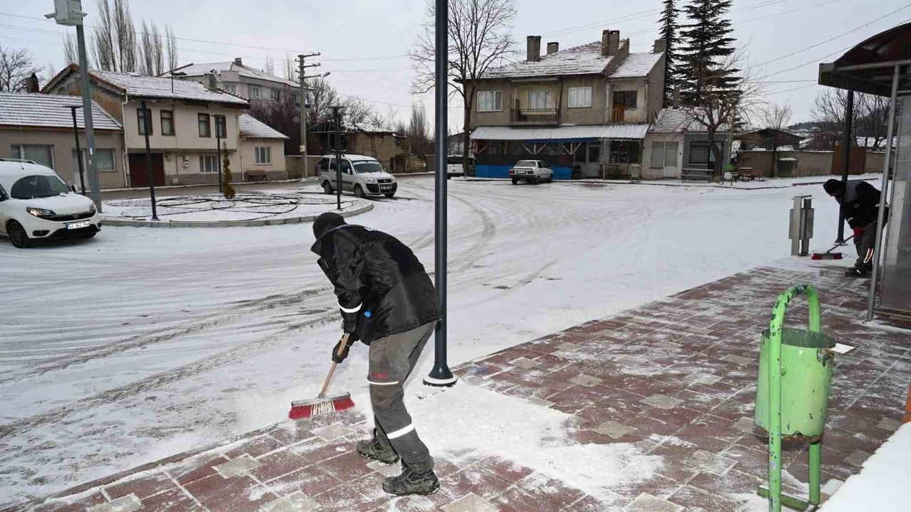 İnönü Belediyesi Kış Tedbirleriyle Buzlanmaya Karşı Önlem Alıyor