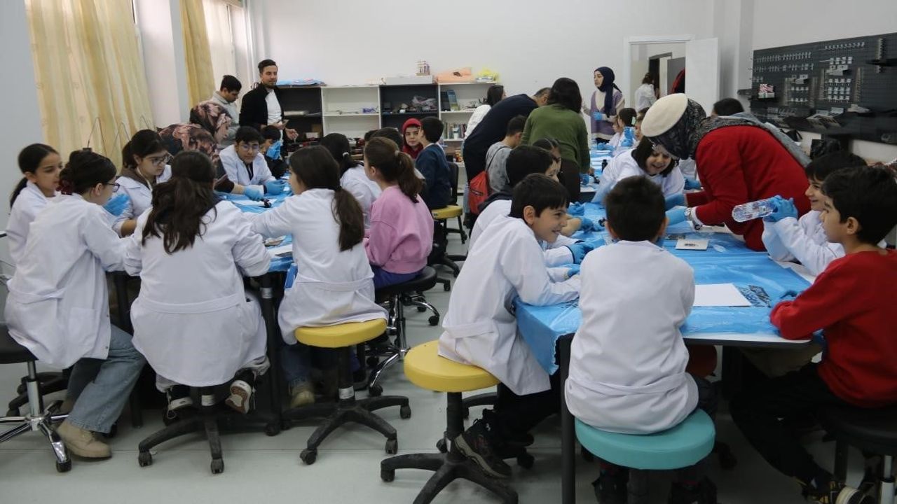 İnönü Üniversitesi'nde Çocuklar Özgün Baskı Resim Atölyesi ile Yeteneklerini Gösterdi