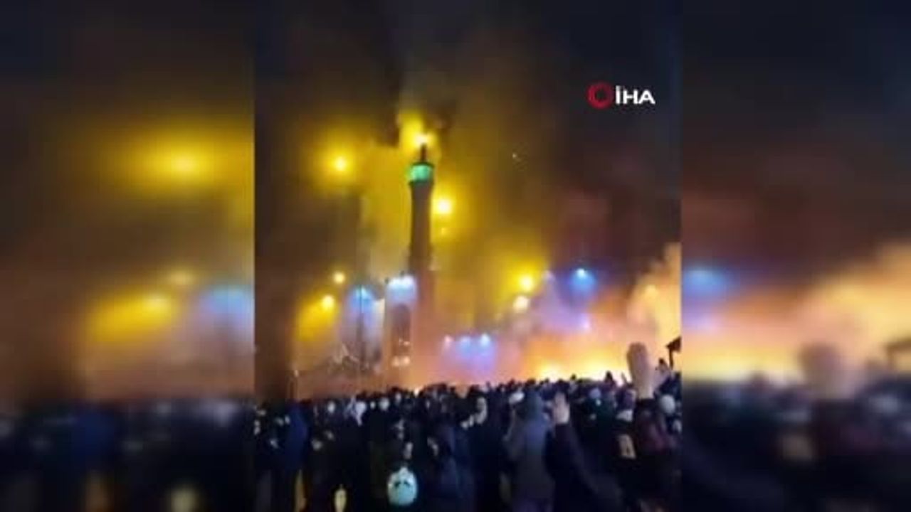 İran'daki Protestolar Sürekleniyor: Camiler ve Belediyeler Ateşe Verildi