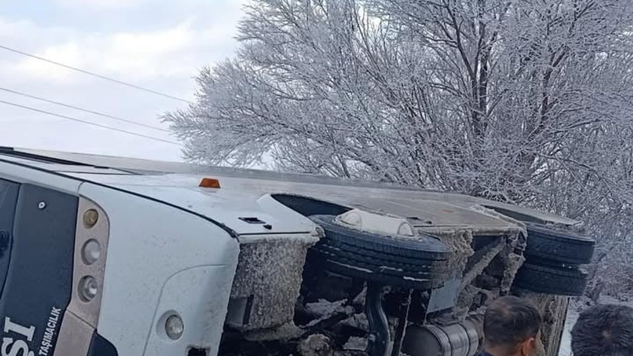 İşçi Servisi Devrildi: Şans Eseri Yaralanan Yok