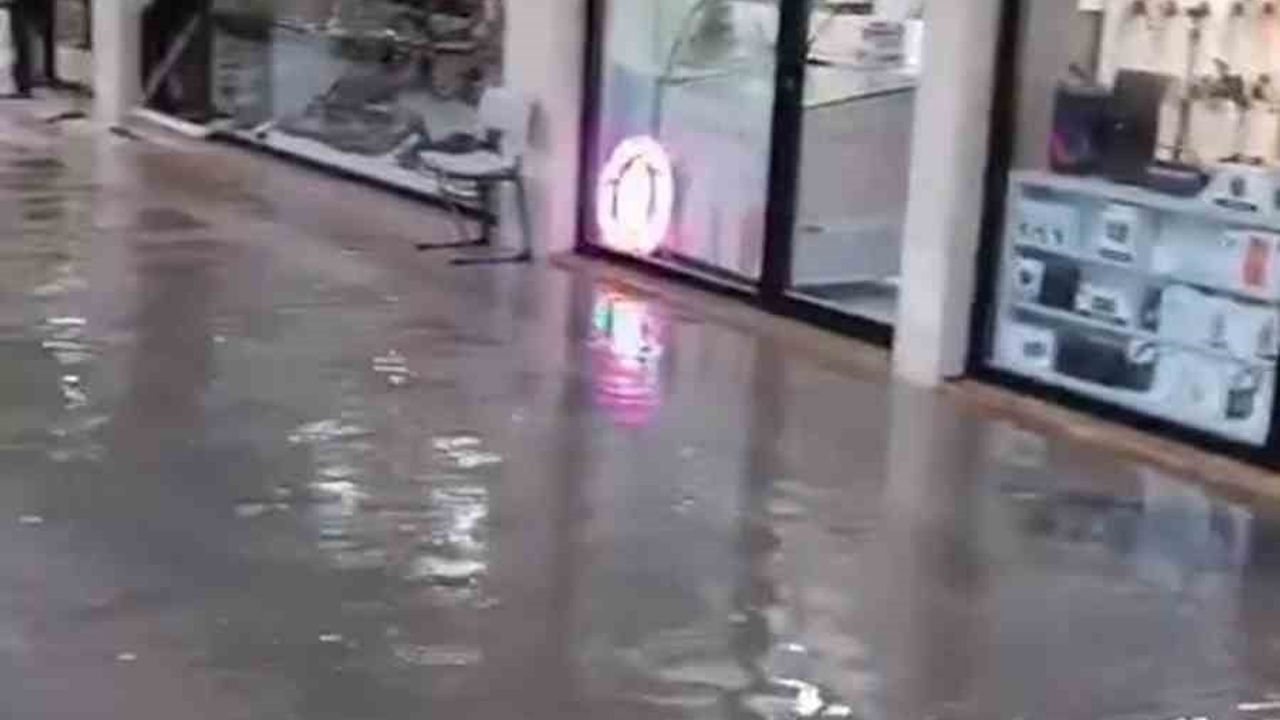 İskenderun Ayakkabıcılar Çarşısı Yağışlarla Sular Altında Kaldı