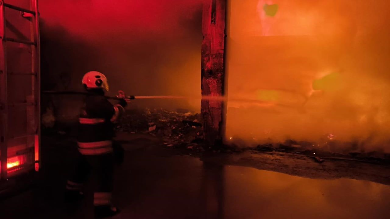 İskenderun'da yangın paniği: Metruk bina alev alev yandı